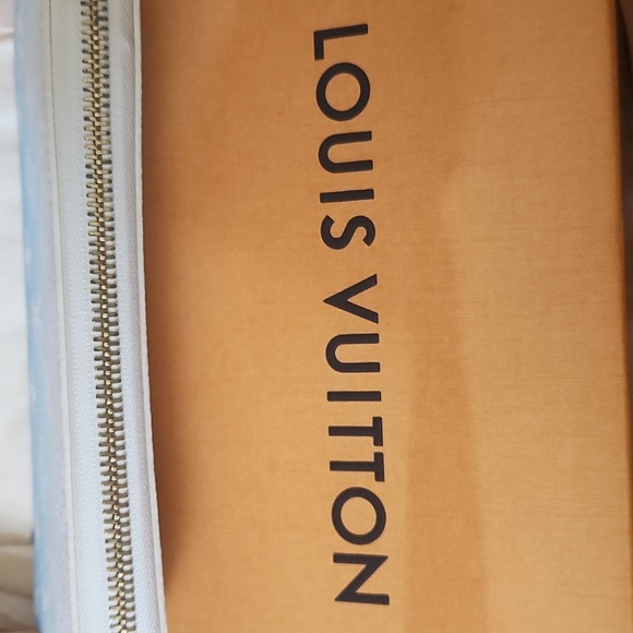 Mint Cond RFID Mic Louis Vuitton By the Pool Blue Large Zippy Wallet. Full Set - Picture 15 of 17